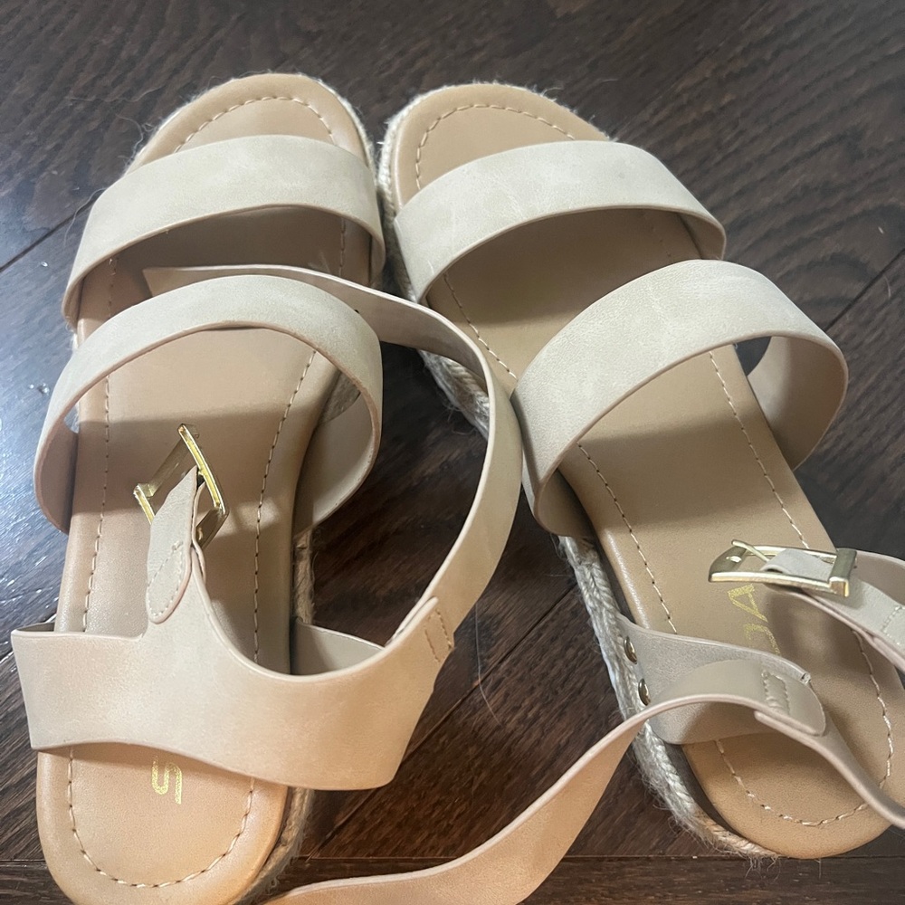 Soda Cream Sandals Minimalist Comfort Design worn once